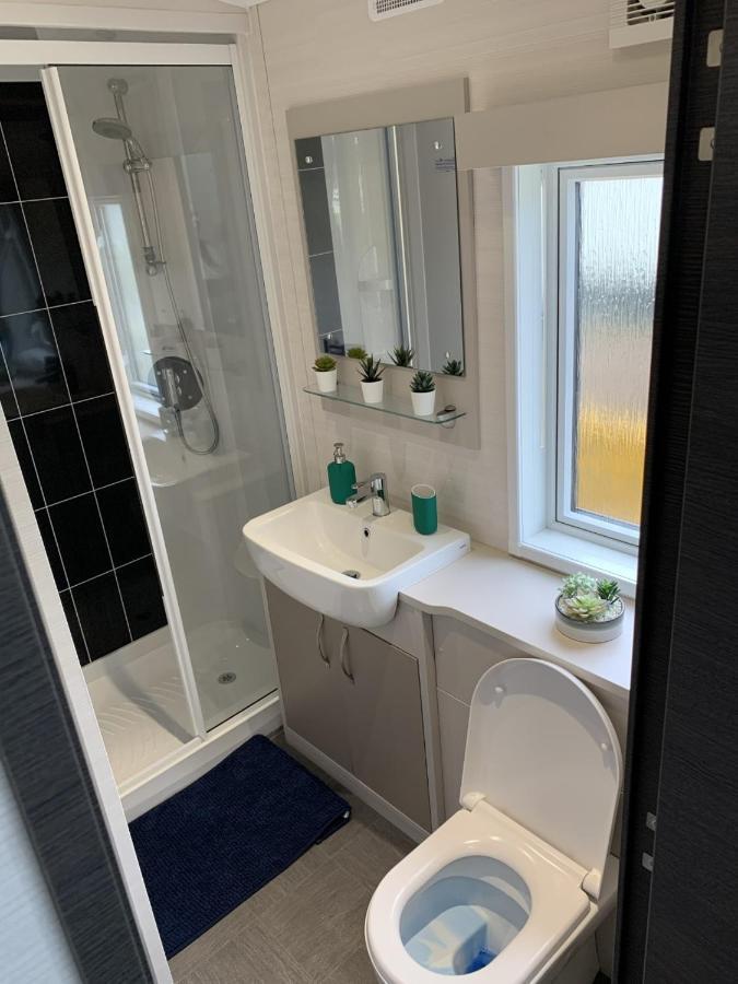 Lola Lodge - Luxury Hot Tub Retreat Newton on the Moor Extérieur photo