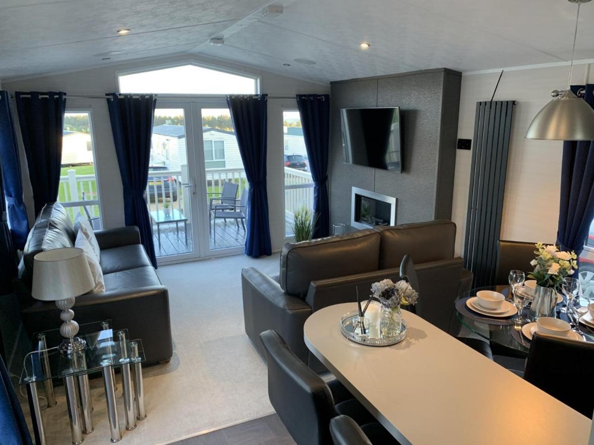 Lola Lodge - Luxury Hot Tub Retreat Newton on the Moor Extérieur photo
