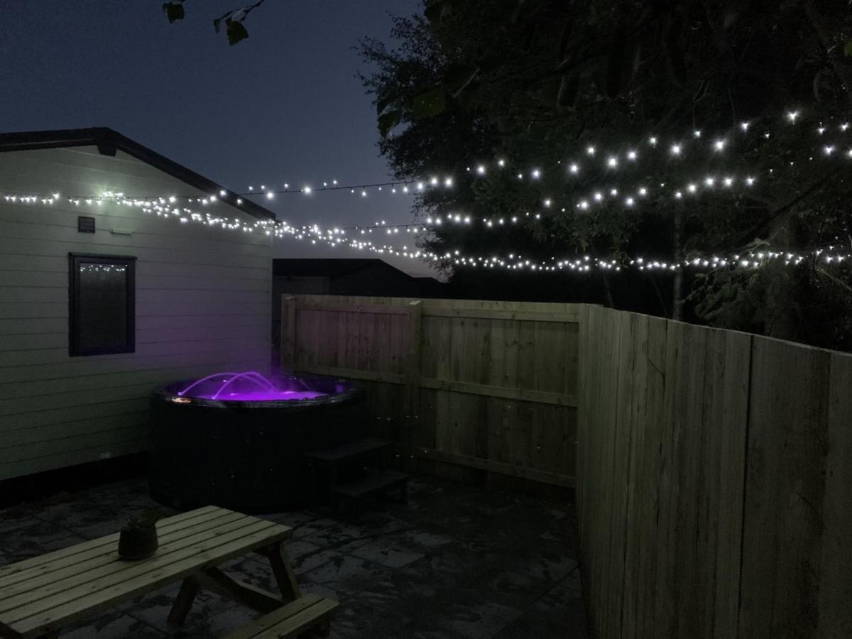 Lola Lodge - Luxury Hot Tub Retreat Newton on the Moor Extérieur photo