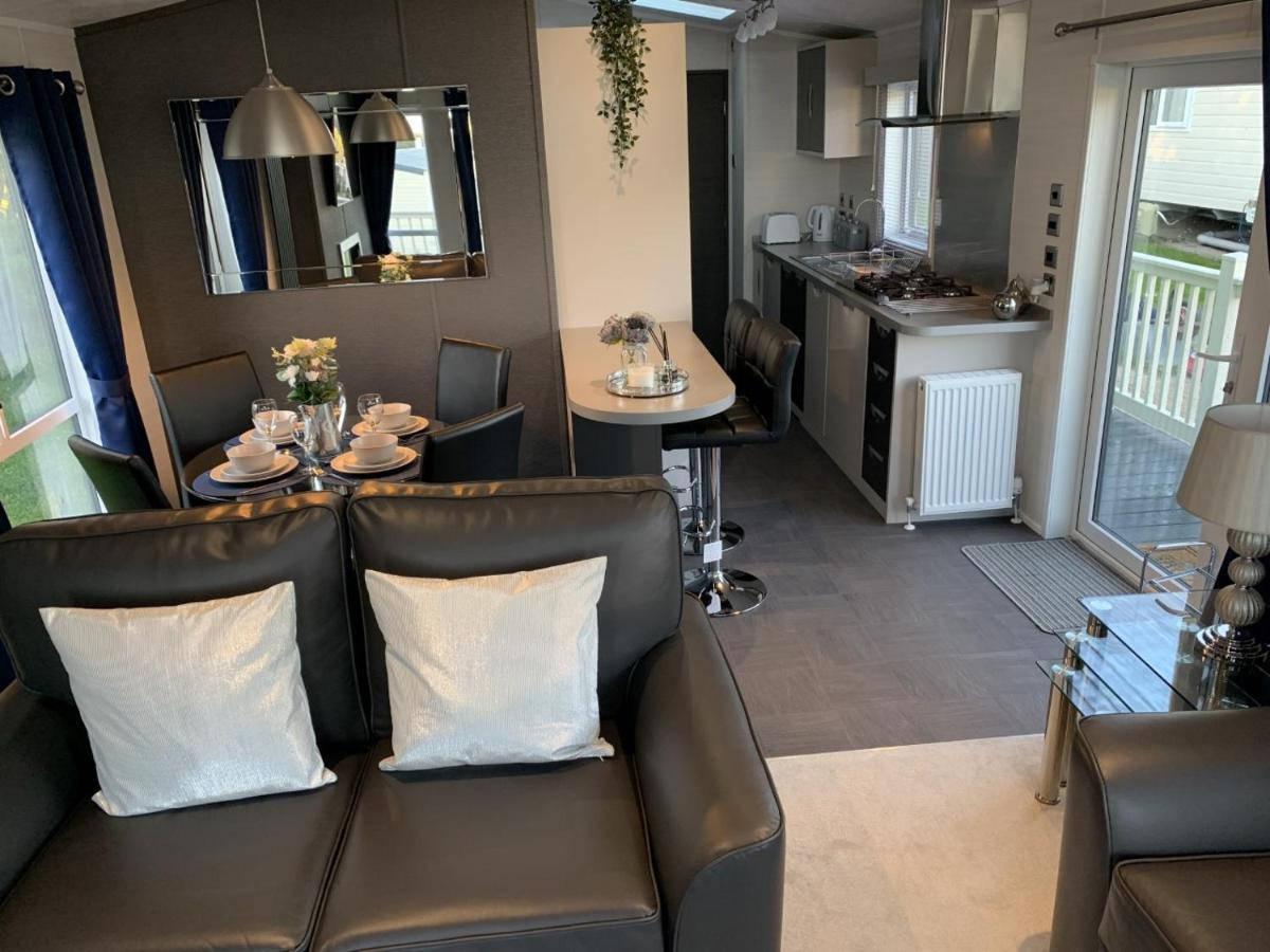 Lola Lodge - Luxury Hot Tub Retreat Newton on the Moor Extérieur photo