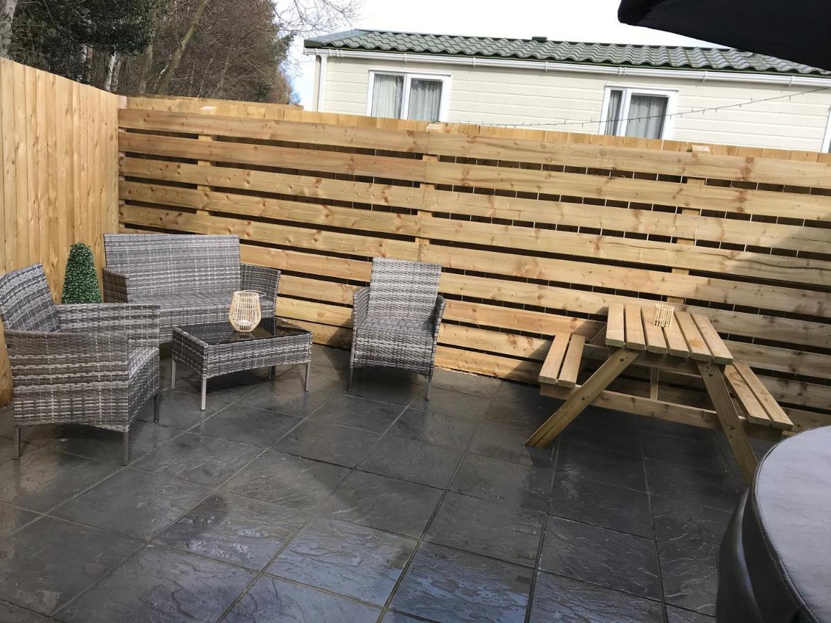 Lola Lodge - Luxury Hot Tub Retreat Newton on the Moor Extérieur photo
